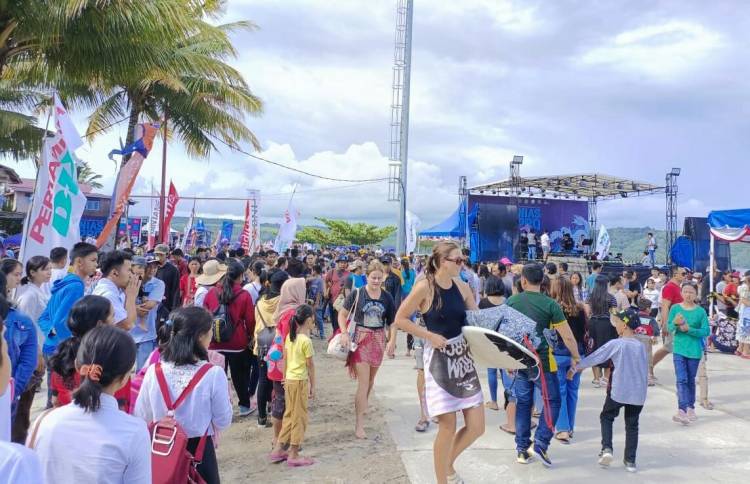 Ribuan Pengunjung Padati Pantai Sorake Saksikan Kejuaraan Surfing Internasional Nias Pro 2022