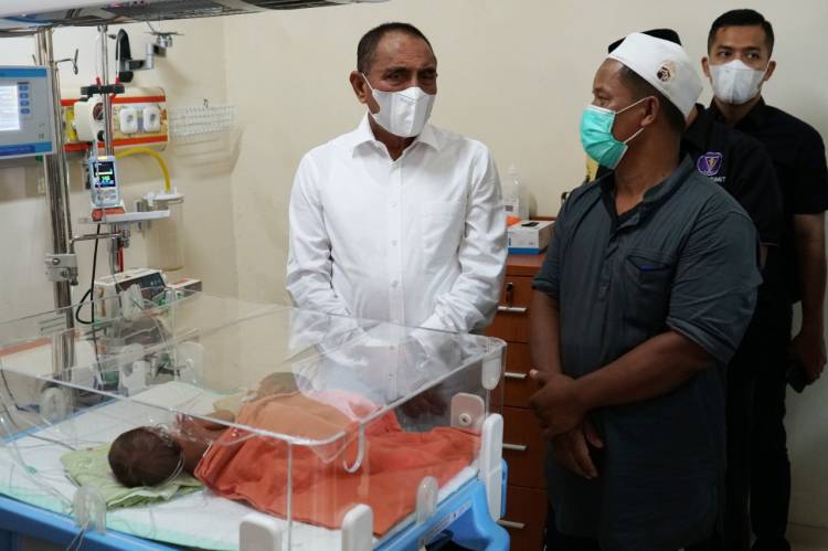 Gubsu Kunjungi Bayi Kembar Ratih dan Ririn asal Asahan di RSUP HAM