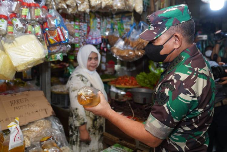 Pantau Harga Minyak Goreng, KASAD Dialog Langsung dengan Pedagang Pasar Kramat Jati
