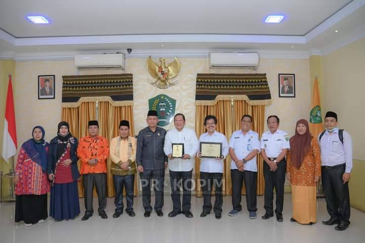 Walikota Padangsidimpuan Terima Piagam dari Kemenag RI