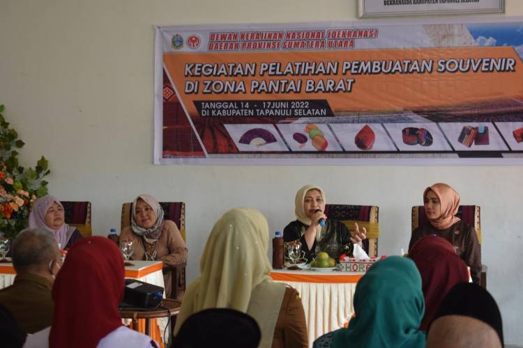 Dekranasda Sumut Selenggarakan Pelatihan Pembuatan Souvenir di Pantai Barat