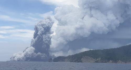 Pasca Erupsi Kemarin Sore, Gunung Anak Krakatau Masih Keluarkan Asap Kawah