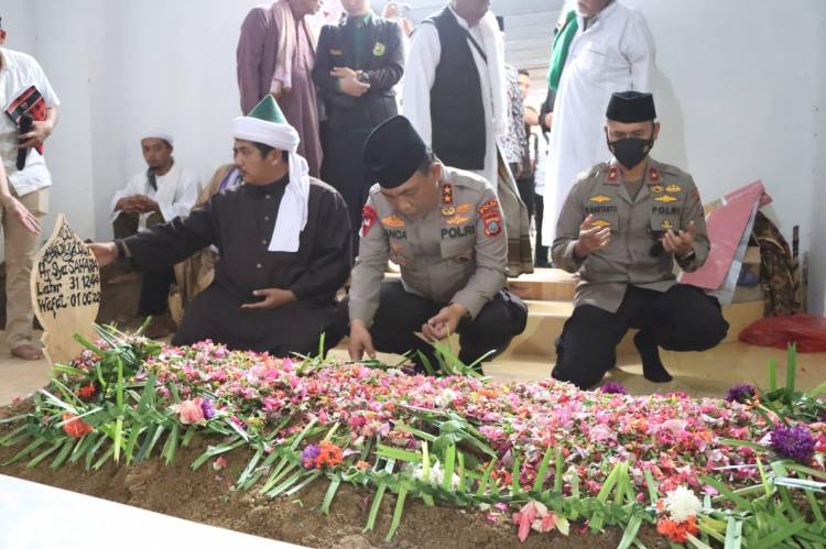 Didampingi Kapolres Simalungun Kapolda Sumut Ucapkan Belasungkawa Saat Hadiri Pemakaman Ibunda Tuan Guru Batak