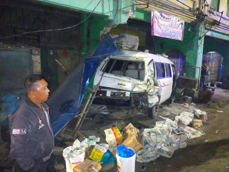 Bus Pariwisata Hantam Mobil L 300, Satu Tewas dan 3 Luka-luka