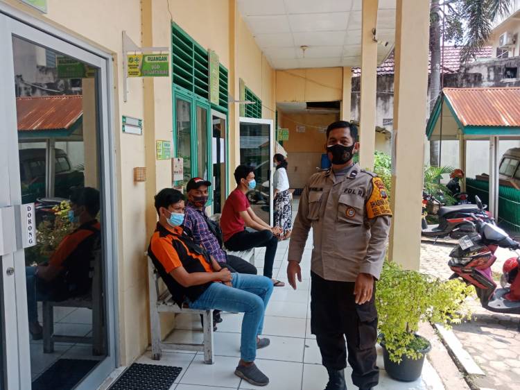 Bhabinkamtibmas Polsek Medan Baru Binluh ke Puskesmas Darussalam