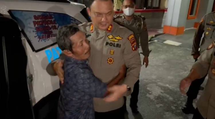 Kapolres Labuhan Batu Memberangkatkan Kakek Muhadi 30 Tahun Yang Selama ini Berpisah Dengan Keluarganya