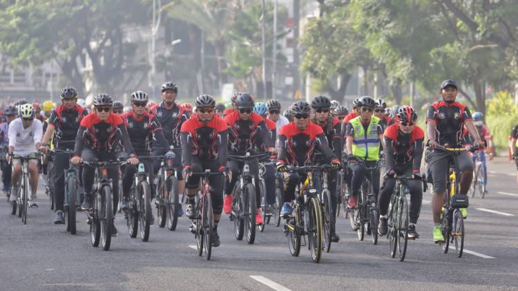 Polda Jatim Gelar Sepeda Gembira Peringati HUT Bhayangkara ke-76 Tahun