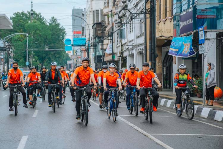 Pererat Silaturahmi & Peringati Hari Sepeda Dunia, Bobby Nasution Gowes Bareng Konsul AS dan Forkopimda