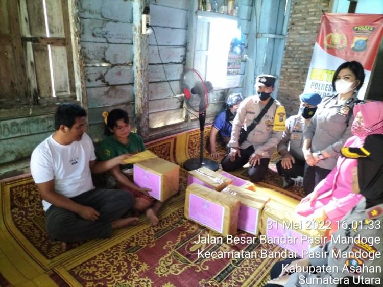 Kapolda Sumut Serahkan Bansos Kepada Korban Kebakaran Rumah di Asahan