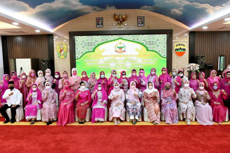 Hadiri Milad ke-23 Tahun Pengajian Sejuta Umat, Nawal Lubis Tepung Tawari Ketua Bhayangkari Sumut