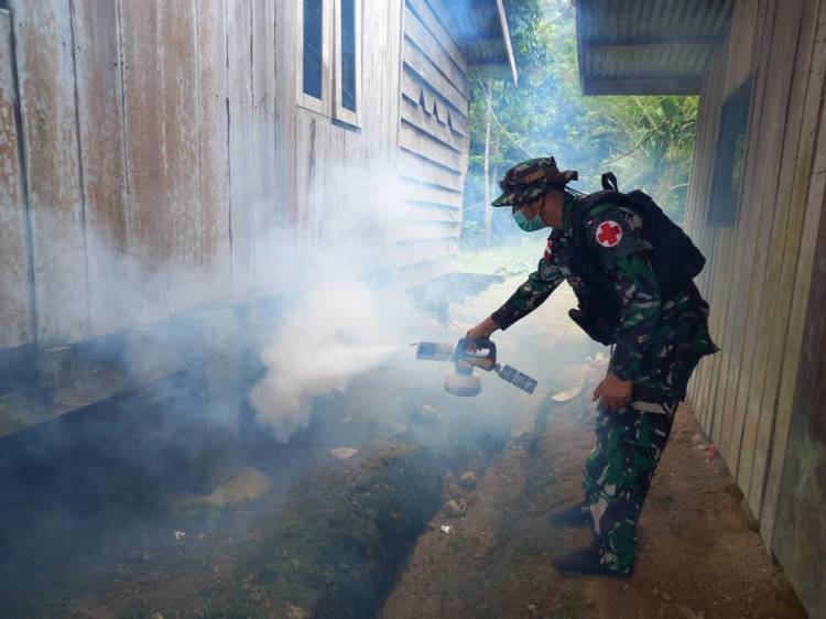 Satgas Yonif Raider 200/BN Bantu Cegah Malaria Di Kampung Hulu Atas