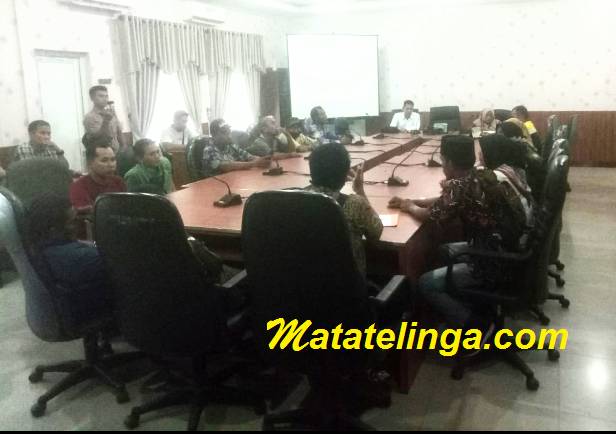 Ratusan Warga Kecamatan Sei Lepan Unjuk Rasa Ke Kantor DPRD Langkat