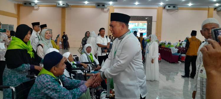 Bupati Labuhan Batu Melepas Calhaj dari Embarkasi Asrama Haji Medan