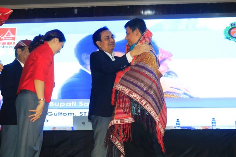 Ketum PSBI Apresiasi dan Memberikan Cinderamata Kepada Bupati Samosir