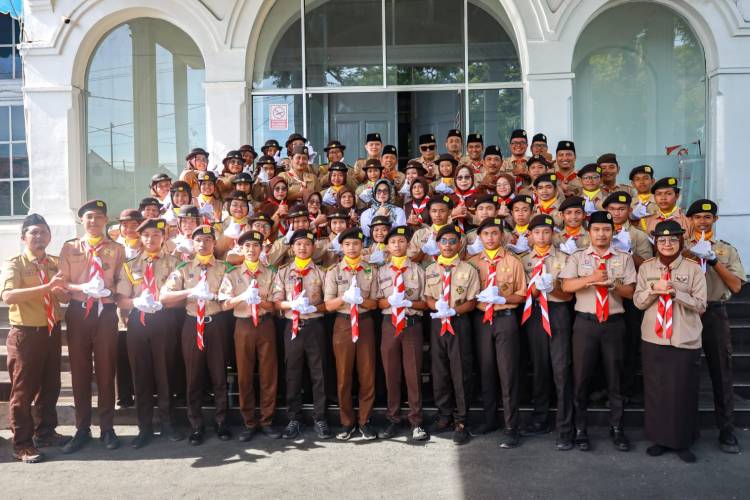 Lepas Kontingen Pramuka ke Raimuna di Langkat, Walikota Terima Kejutan Kue Ultah