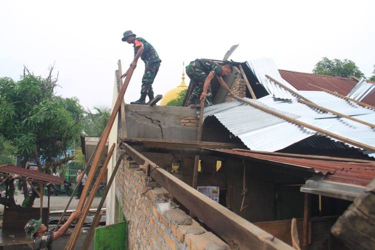 Kodim 0201/Medan Karya Bhakti Bantu Korban Angin Puting Beliung