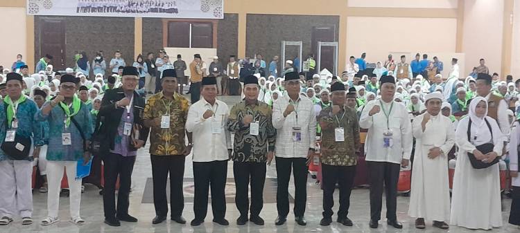 PLT Bupati Padang Lawas Melepas Calhaj Kloter 11 Asal Palas