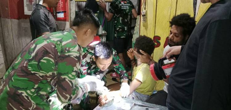 Kesigapan Satgas Yonif 143/TWEJ  Tangani Luka Warga Tatakra