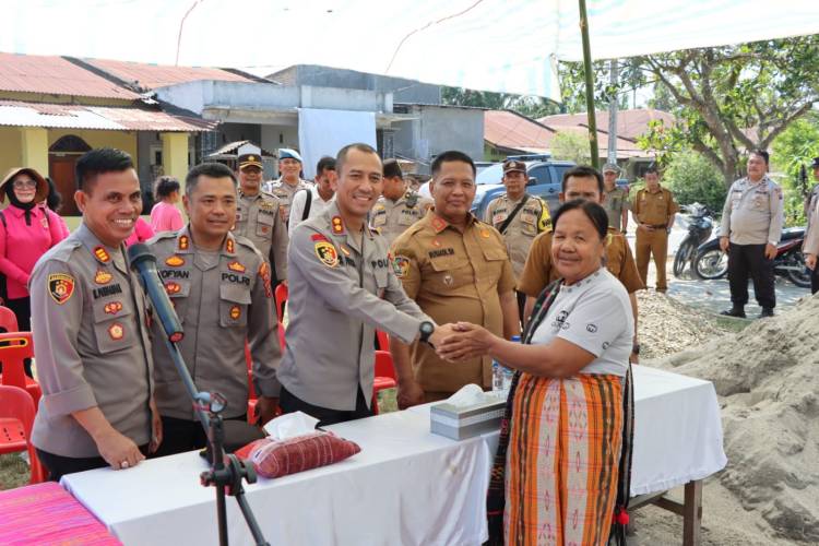 Polres Sergai Bedah Rumah Milik Ibu Bunga Uli br.Sibua Warga Desa Si Jonam Perbaungan