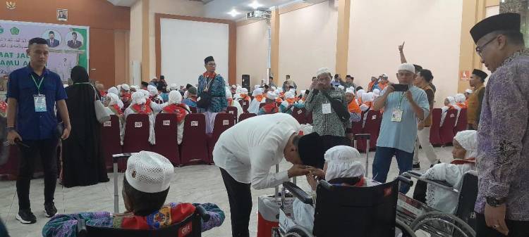 Bupati Ir. H. Zahir MAP Lepas Calhaj Batu Bara Menuju Madinah