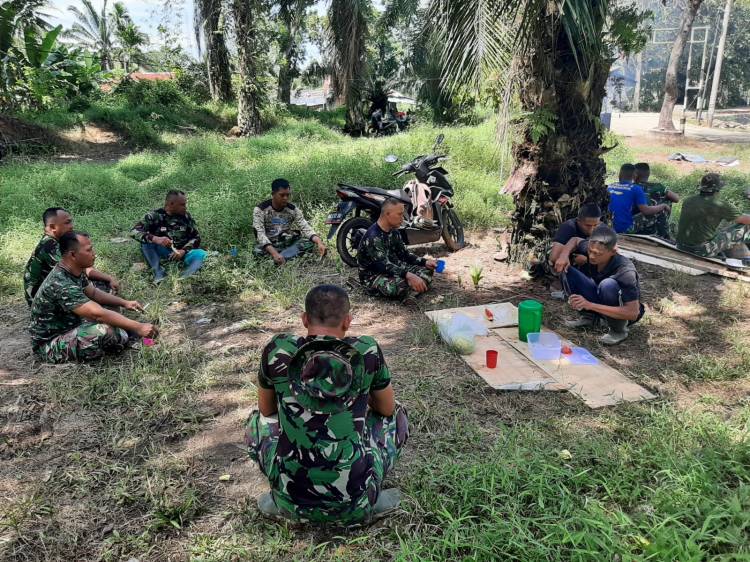 Ngopi Bareng Jadi Rutinitas, Satgas Kodim Deliserdang dan Warga Semakin Manunggal di Lokasi TMMD