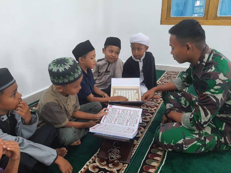 Bangkitkan Kecintaan pada Al Qur'an, Satgas TMMD Kodim Deliserdang Dampingi Anak-Anak Mengaji