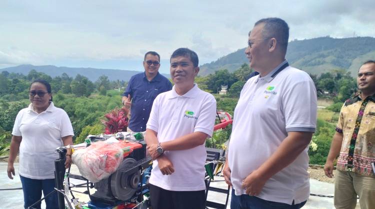 Pegadaian Kanwil 1 Medan Serahkan Alsintan ke Petani Toba