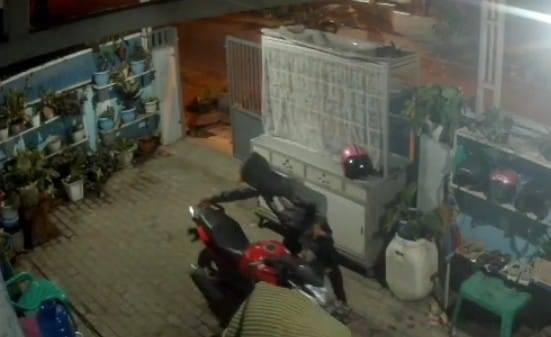 Komplotan Curanmor 'Sikat' Septor Warga Dalam Pekarangan, Terekam CCTV