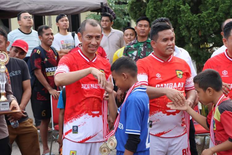Turnamen Sepak Bola U12 Ditutup, Kapolres Sergai Serahkan Tropy Tetap Dan Piala Bergilir