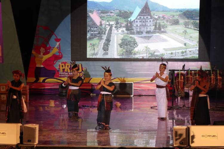 Malam Kesenian Pemkab Toba Sukses