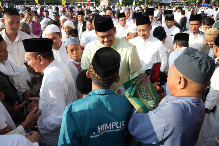 Wali Kota Medan Salat Iduladha di Lapangan Bola Mabar