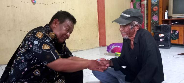 Dijenguk Daniel Pinem, Warga Medan Tuntungan Terharu Menitikan Air Mata