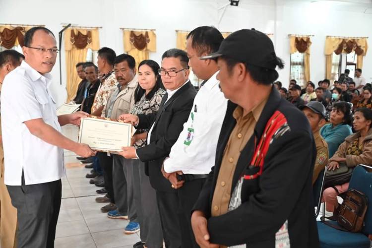 Pemkab Humbahas Hibahkan Alsintan dan Bantuan Keagamaan