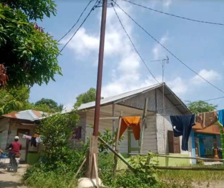 Lapor PLN!!! Warga Rengas Pulau Khawatir Tiang Listrik Nyaris Roboh