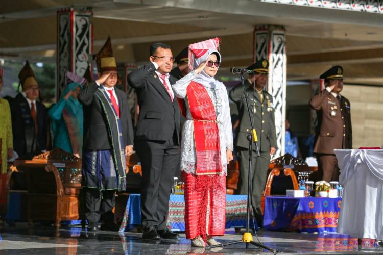 dr Susanti Kenakan Pakaian Adat Simalungun saat Upacara Harla Pancasila