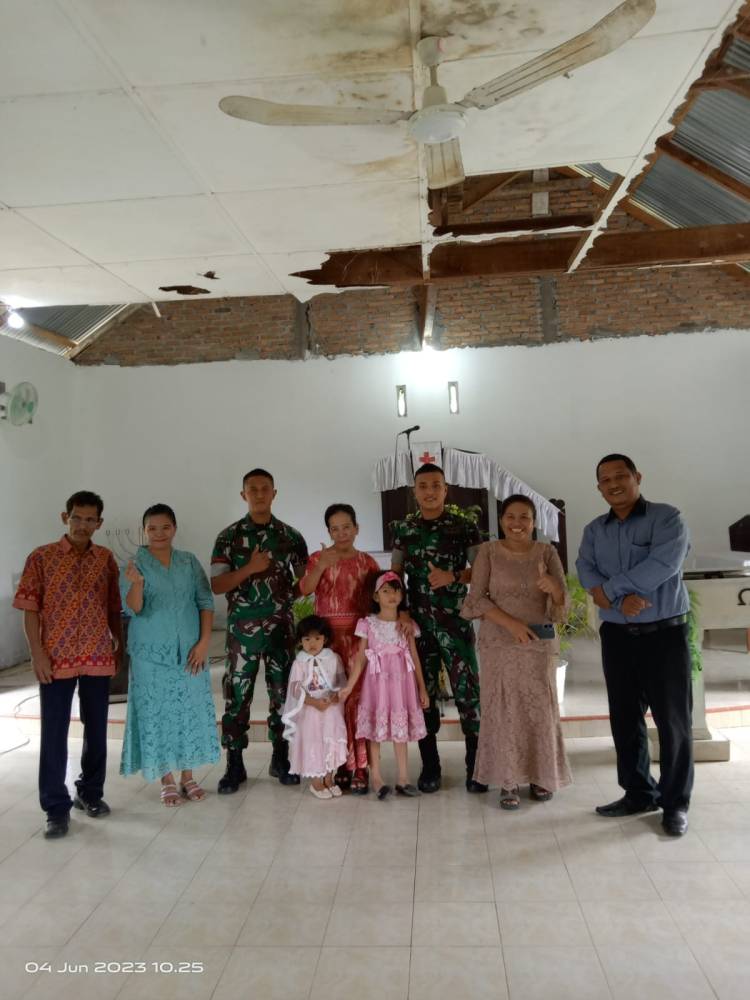 Jaga Kemanunggalan TNI-Rakyat, Satgas TMMD Kodim Deliserdang Ikut Ibadah Minggu Bersama Warga
