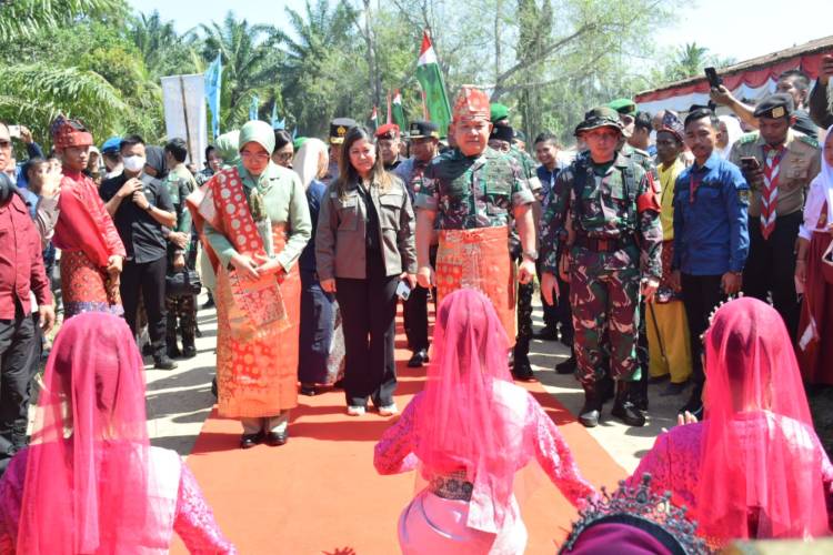 Tari Podang Sambut Kasad di Acara Penutupan TMMD 116 Kodim Deliserdang
