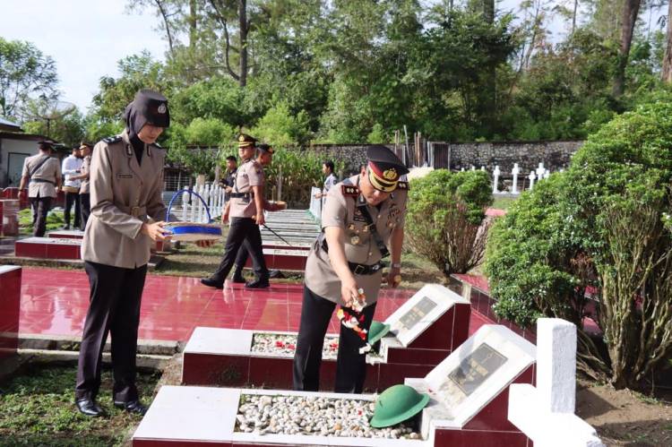 Menjelang HUT Bhayangkara ke 77 Polres Humbahas dan Polres Taput Melaksanakan Ziarah Kemakam Pahlawan