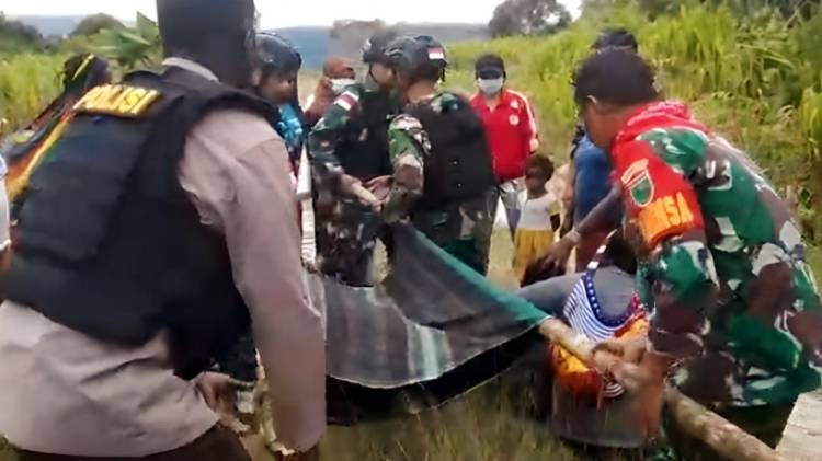 Bantu Evakuasi Ke Puskesmas, Bentuk Wujud Babinsa Koramil 05/Jila Ada Untuk Warga Binaannya