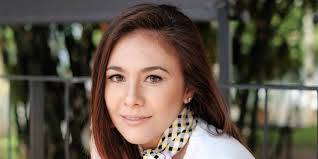 Pesona Wulan Guritno Kenakan Dress Belahan Dada Rendah Tuai Gagal Fokus