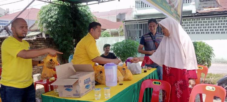 Tokoh muda Golkar  Reza Pahlevi Lubis S.Kom Kurban Bersama Warga Kec.Helvetia