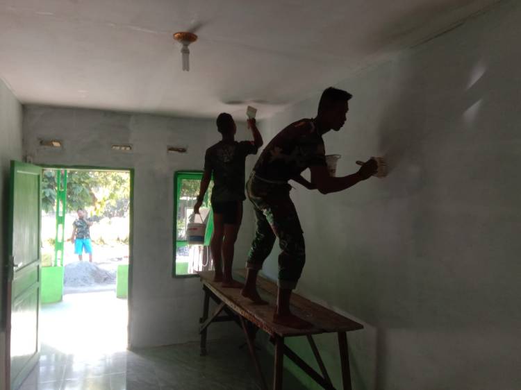 Satgas TMMD Kodim Deliserdang Lakukan Finishing Cat di RTLH Ibu Sabariah