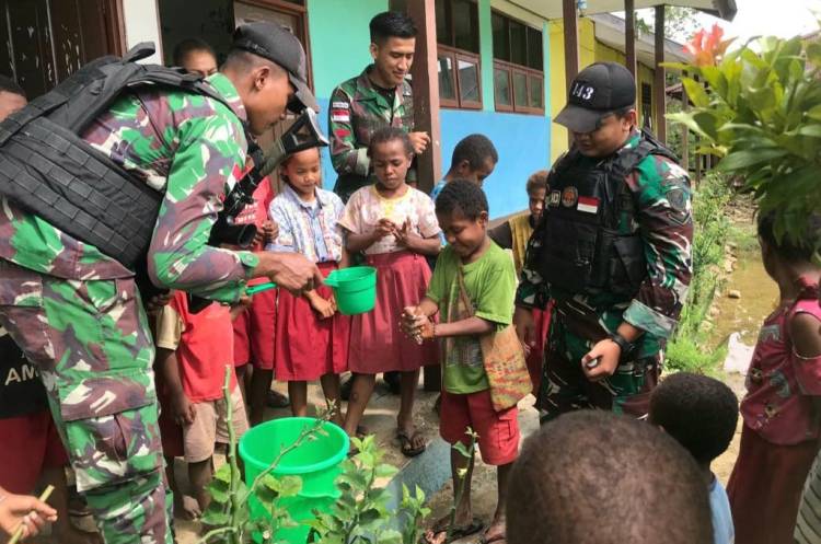 Cetak Generasi Sehat, Satgas Yonif 143/TWEJ Tanamkan Pola Hidup Bersih dan Sehat