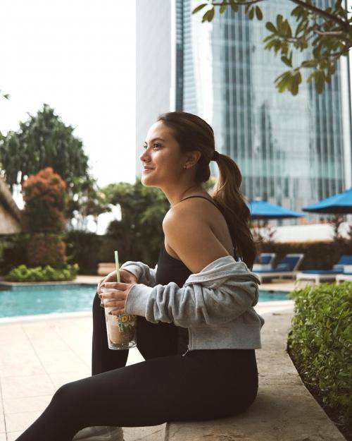 Ada Berbagai Gaya Marsha Aruan Pamer Body Goals di Pinggir Kolam Renang