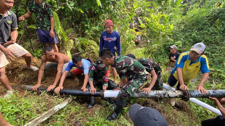 Satgas Yonarmed 10/ Bradjamusti Bantu Warga Pasang Pipa Air Bersih di Perbatasan