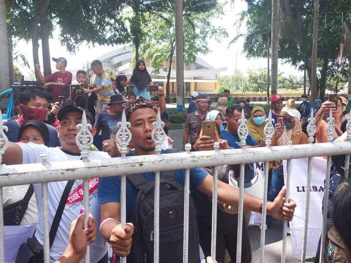 Jalan Persatuan Dijual, Puluhan Warga Muliorejo Sunggal Unjuk Rasa ke Kantor Bupati Deli Serdang