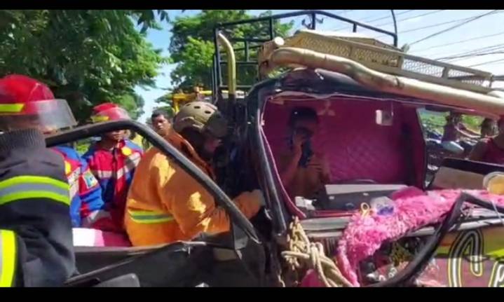 Bus Menabrak Pohon, Sopirnya Terjepit