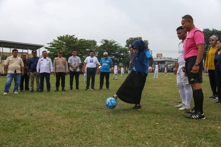 dr Susanti Lakukan Tendangan Kick Off saat Buka Pertandingan Persahabatan PS Pemko Pematang Siantar