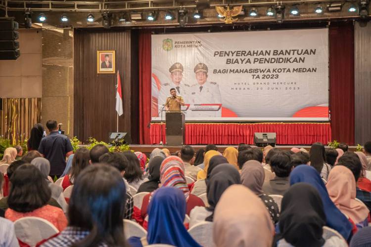 125 Mahasiswa Penerima Bantuan Biaya Pendidikan Terharu