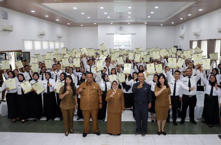 dr Susanti Serahkan SK kepada 371  PPPK Tenaga Guru